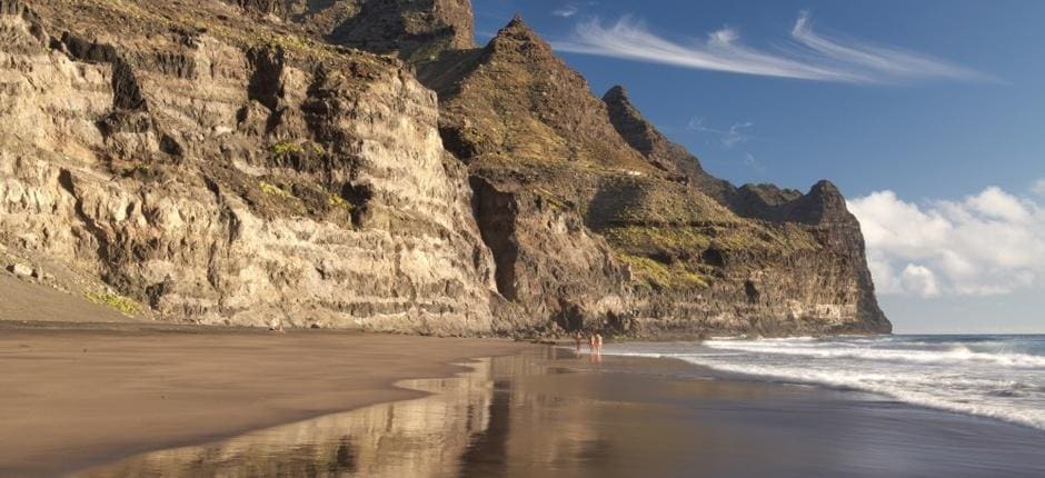 Playa de Güigüí: la playa a la que solo se llega si te lo curras de verdad | Casa El Drago