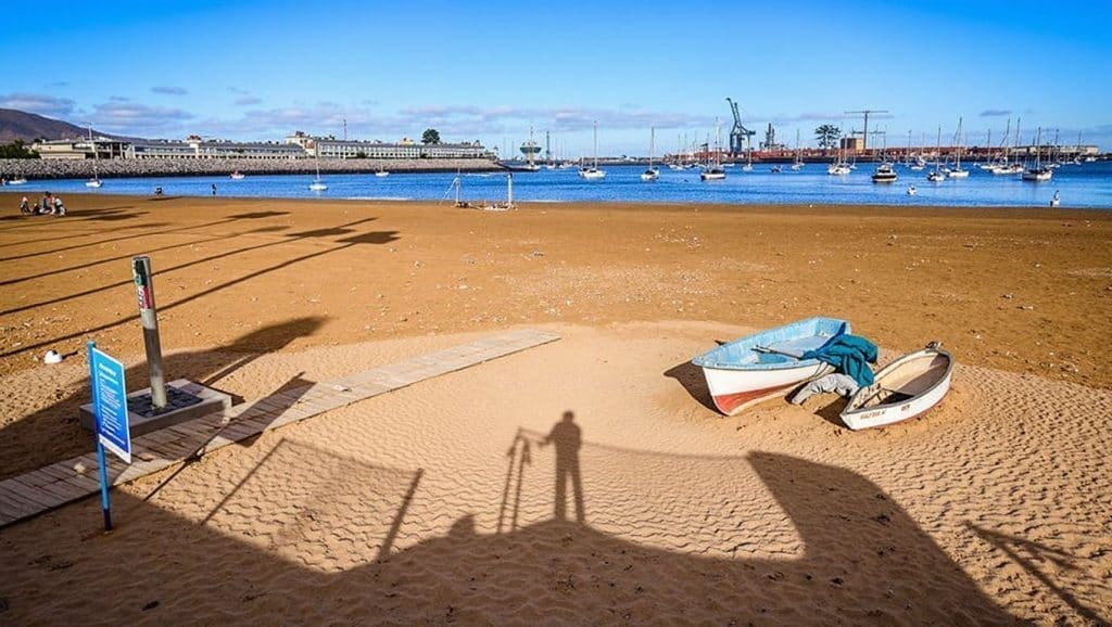 Playa de Las Alcaravaneras: la playa que le robó el nombre a un pájaro que ya no vive aquí | Casa El Drago